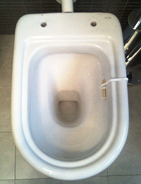 WC seat with inclined bumper (buffer) for WC with inclined top