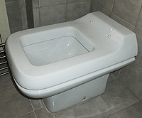 La pièce détachée ABATTANT WC pour WC avec dessus REHAUSSE / OBLIQUE à 45%