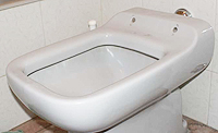 La pièce détachée ABATTANT WC pour WC avec dessus REHAUSSE / OBLIQUE à 45%