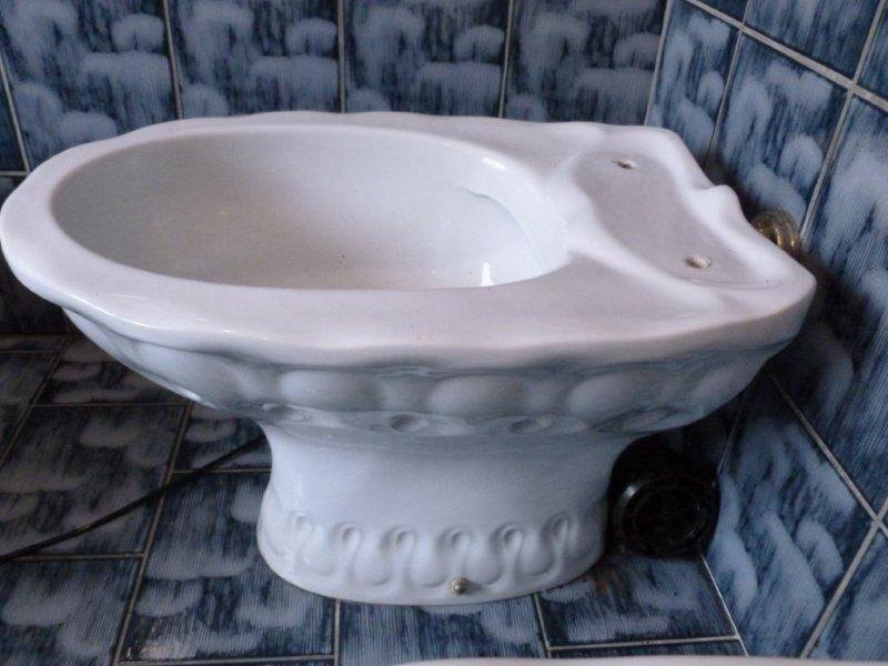 Sièges de toilettes aux formes bizarres et aux dimensions spéciales