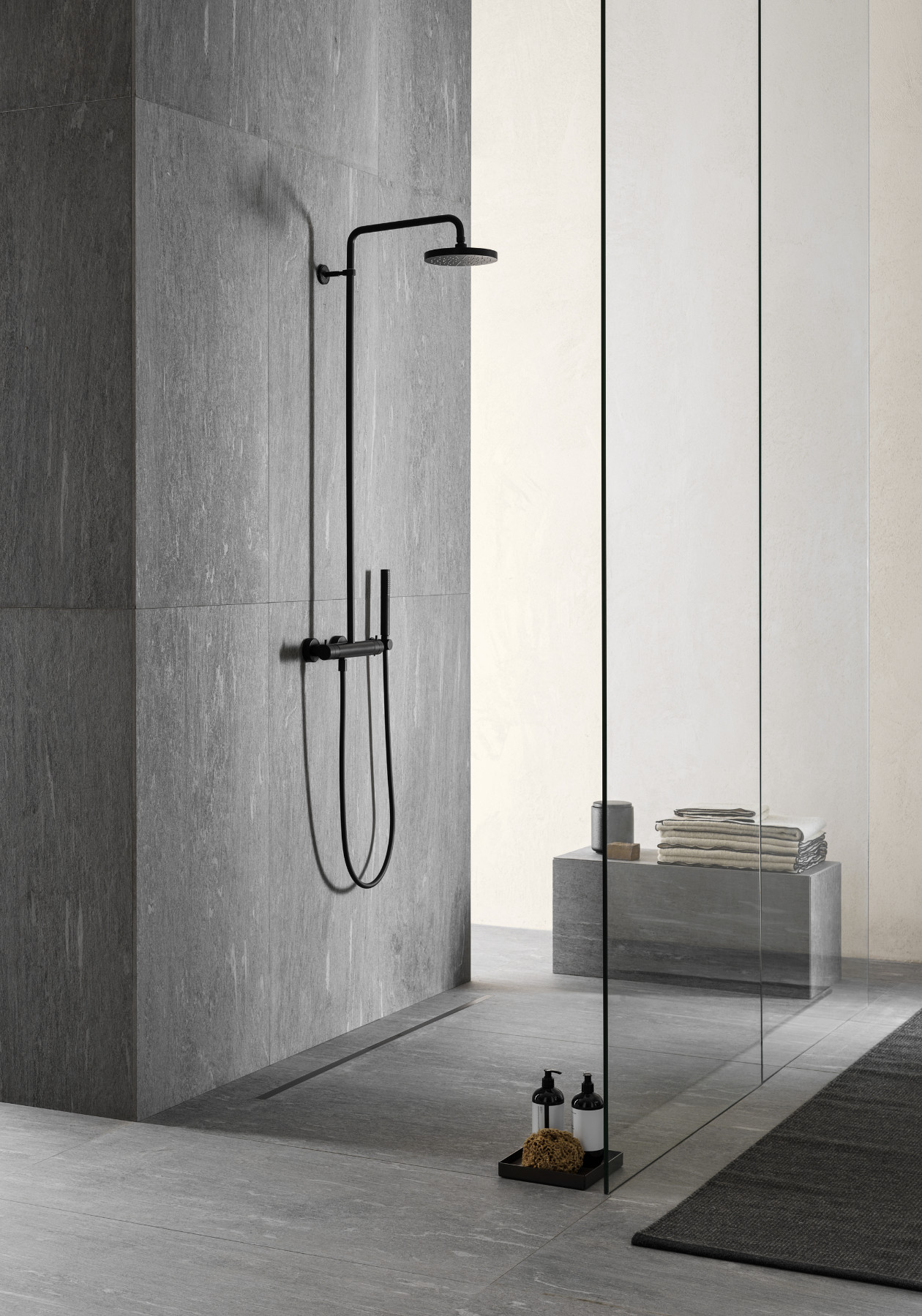 Geberit CleanLine 50. Copertura per canalette, finiture acciaio inox spazzolato o nero cromato spazzolato. Dimensioni. (30-90)x3 cm e (30-130)x3 cm.