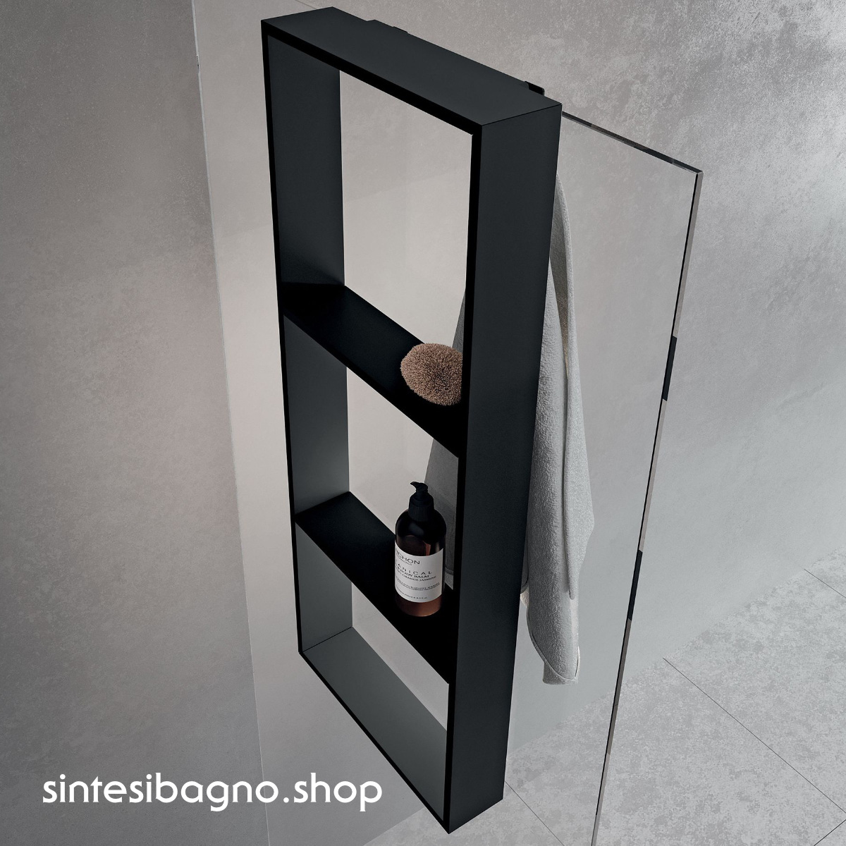 Tre mensole interne e gancio porta salviette esterno da agganciare al vetro. Finitura: nero opaco. L35 H90 P8,5 cm. Produttore: Novellini. Linea: Frame. R90AKFPO3590-H